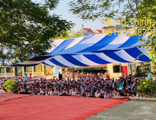 Dù che sân trường